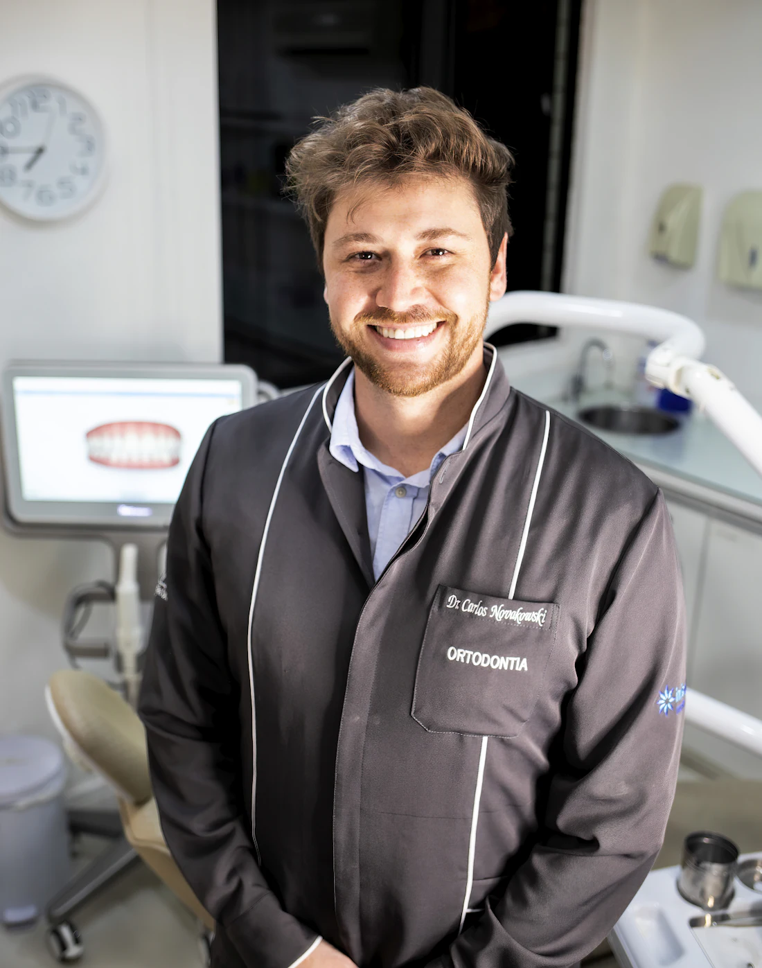 Dr. Caio Medeiros no consultório