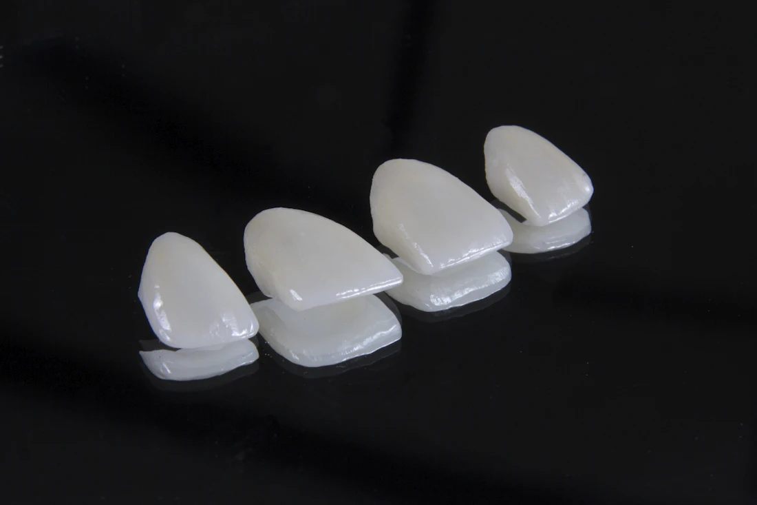 Lentes de contato dental sobre fundo escuro