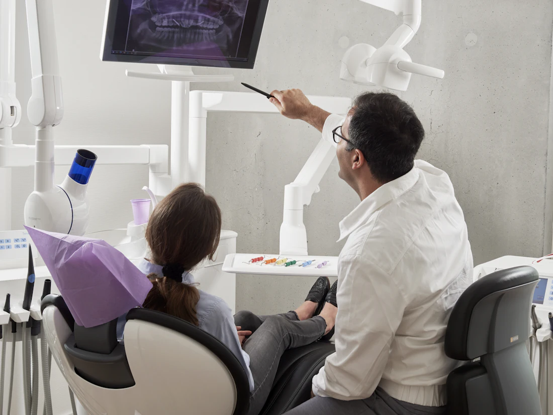 Dentista mostrando o planejamento na tela